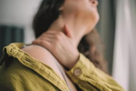 ألم الرقبة والقلب- طبيب يوضح طبيعة العلاقة بين الاثنين