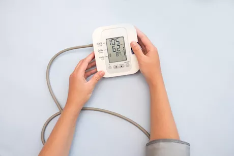 ارتفاع الضغط بدون سبب.. طبيب يوضح أسبابه ومخاطره على القلب