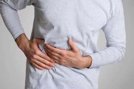 ألم البطن من أعلى اليمين- طبيب يحذر: هذه الأمراض قد تكون السبب