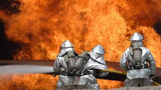 تحطم طائرة صغيرة في موقف سيارات جنوب كاليفورنيا 