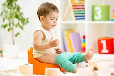 أخطاء يرتكبها الآباء تؤدي إلى الإمساك عند الأطفال.. طبيب يوضح