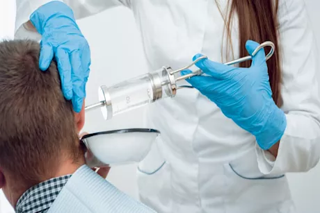 ما هو التوقيت المناسب لـ غسيل الأذن؟.. استشاري يكشف الأسباب