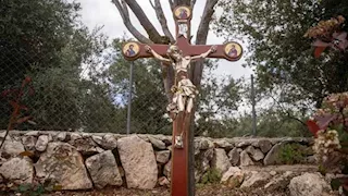 بعدما حطمه جنودها.. إسرائيل تستبدل تمثال "المسيح" في لبنان- صور