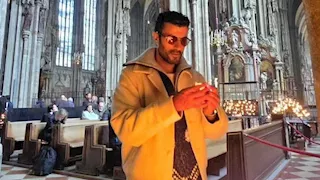  محمد سامي يضيء الشموع داخل كاتدرائية سانت ستيفن في فيينا