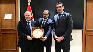 رئيس "شباب النواب" يكرم اتحاد الكرة و"التوأم".. وأبو ريدة يهديه قميص المنتخب