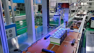 باستثمارات 1.8 مليار دولار.. موعد بدء الإنتاج التجريبي لمصنع بطاريات تخزين الطاقة