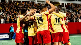 بالفيديو.. جماهير لانس تقتحم الملعب بعد التأهل لنهائي كأس فرنسا