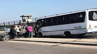 5 مصابين في تصادم ميني باص وربع نقل على طريق أبو زعبل بالقليوبية