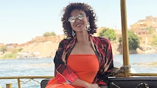 إطلالة صيفية مبهجة.. حنان مطاوع تخطف الأنظار بفستان برتقالي وسط الطبيعة