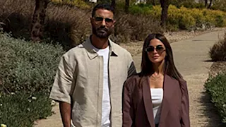 كريم فهمي ينشر صورًا رومانسية مع زوجته بإطلالة كاجوال أنيقة (صور)