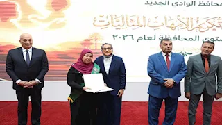 محافظ الوادي الجديد تهدي 18 رحلة عمرة للأمهات المثاليات- صور