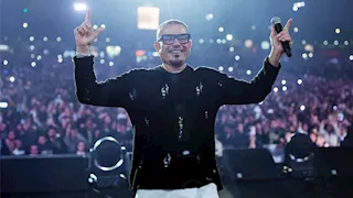 بـ "كرفان وكواليس".. كيف وصلت تذكرة حفل عمرو دياب لمليون جنيه؟