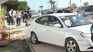 لحظات من الرعب.. سيارة طائشة تقتحم مطعم أسماك بالإسماعيلية وتصيب زوجة المالك