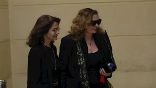 يسرا بـ "نظارة" سوداء في عزاء والد منة شلبي