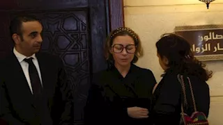 بينهم يسرا وكريم عبدالعزيز.. نجوم الفن في عزاء والد منة شلبي - صور 