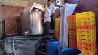 لبن بالصودا الكاوية.. ضبط مصنع "بير سلم" يعيد تدوير المنتجات الفاسدة بأسيوط -صور