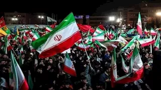 "صمود حتى النفس الأخير".. تجمعات ليلية واسعة في إيران لدعم النظام (فيديو)