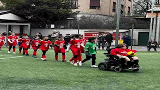 حكم يدير مباراة من على كرسي متحرك.. ما القصة؟