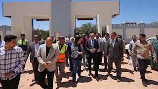 بالصور- محافظ أسيوط يتفقد مشروع مصنع مركزات الرمان بالبداري