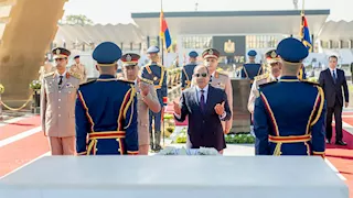بالصور.. الرئيس السيسي يضع إكليل من الزهور على النصب التذكاري 