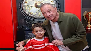 الخطيب يستقبل الطفل "سليم" صاحب اللقطة الشهيرة بنصف نهائي أفريقيا