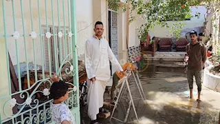 بِرك في البيوت والشوارع.. المياه الجوفية تُغرق منازل "كدوان" بالمنيا والأهالي يستغيثون