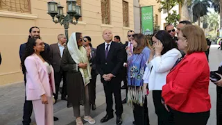 صور.. محافظ القاهرة وسفيرة موئل الأمم المتحدة يتفقدان سوق العتبة