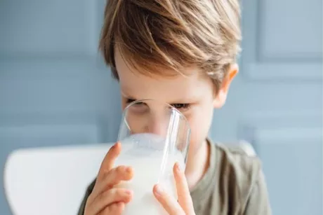 الحليب لأطفال التوحد- ماذا يحدث لهم عند شرب اللبن؟