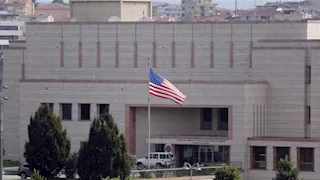 بسبب "مخاطر أمنية".. السفارة الأمريكية في بيروت تطالب مواطنيها بمغادرة لبنان