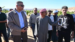 محافظ جنوب سيناء يتفقد تجمعات وادي سعال المتأثرة بالسيول ويوجه بدعم عاجل