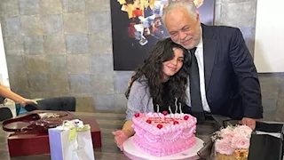 أشرف زكي يحتفل بعيد ميلاد ابنته مريم.. والأخيرة تعلق