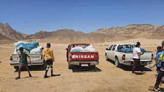 حملة لرفع المخلفات ونظافة شاطئ وادي "قني" بمدينة دهب