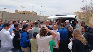 دموع ونظرة وداع.. مشاهد من جنازة الراحل "ضياء العوضي" بالعبور