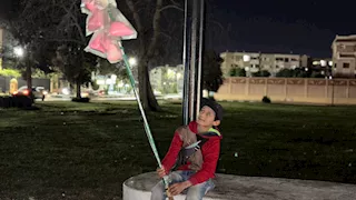 حلوى بطعم المعاناة.. حكاية طفل يبيع غزل البنات لإعالة أسرته بالإسماعيلية (صور)