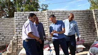 تفاصيل إزالة محافظ أسوان طواحين ذهب مخالفة بقرية الطويسة -صور