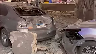 سقوط شرفات وتحطم سيارتين.. حي المنتزه: عقار كورنيش الإسكندرية صادر له قرار هدم -صور 