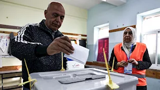 الفلسطينيون يدلون بأصواتهم في أول انتخابات منذ حرب غزة