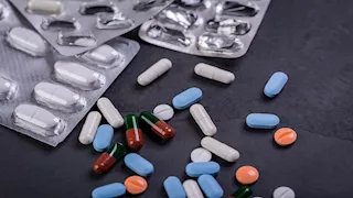   هل تقل فعالية الأدوية عند تناولها مع بعض الأطعمة والمشروبات؟