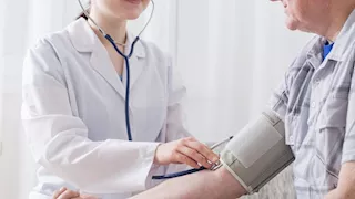  كيف يؤثر تناول الكرفس على القلب وضغط الدم؟