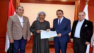 محافظ سوهاج يسلم أول عقدين لتقنين أراضي أملاك الدولة عبر المنصة الوطنية