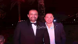 رسالة مؤثرة بالدموع..  محمد شبانة يبكي في زفاف ابنه ويطلب الدعاء لوالدته بالشفاء 