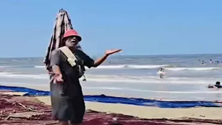 صياد يبهر المصطافين على شاطئ بورسعيد برقصة مميزة على أنغام السمسمية (فيديو وصور) 