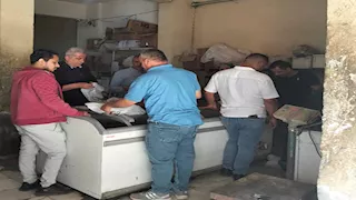 بالصور- غلق مطعم شهير في بني سويف بعد ضبط لحوم وأغذية فاسدة داخله