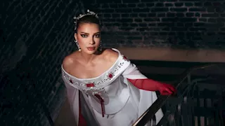 أصالة نصري تخطف الأنظار بإطلالة "أوف شولدر" في أحدث حفلاتها