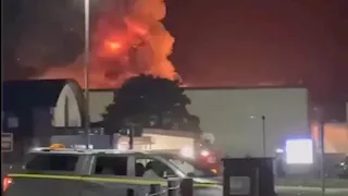 اندلاع حريق هائل داخل قاعدة "فيرفورد" الجوية البريطانية (فيديو)