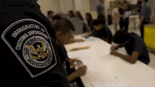 هيئة الهجرة الأمريكية تعيد احتجاز عائلة مصرية بعد الإفراج عنها.. تفاصيل