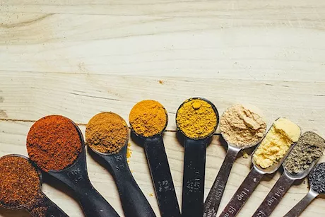 أعشاب تؤثر على صحة الكلى.. استشاري يحذر من الإفراط في تناولها