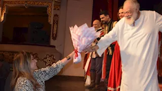 ليلى علوي تهدي يحيى الفخراني "بوكيه ورد" بعد مشاهدة مسرحية "الملك لير"