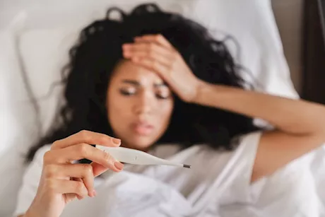 الغدة الدرقية والحمى المتكررة.. احذر العلاقة بينهما ومتى تكون خطيرة؟