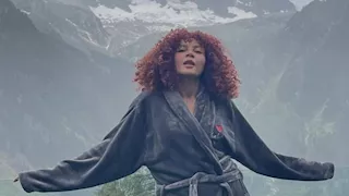 ندى موسى توثق كواليس رحلتها في جبال الألب